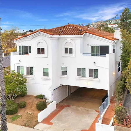 1 Mile To The Beach Sunny Coastal Retreat